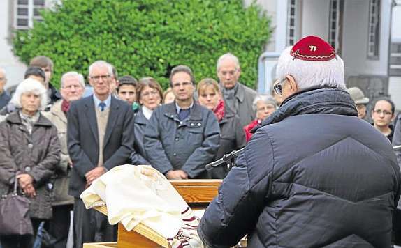 Dr. Jürgen Ries spricht das jüdische Totengebet