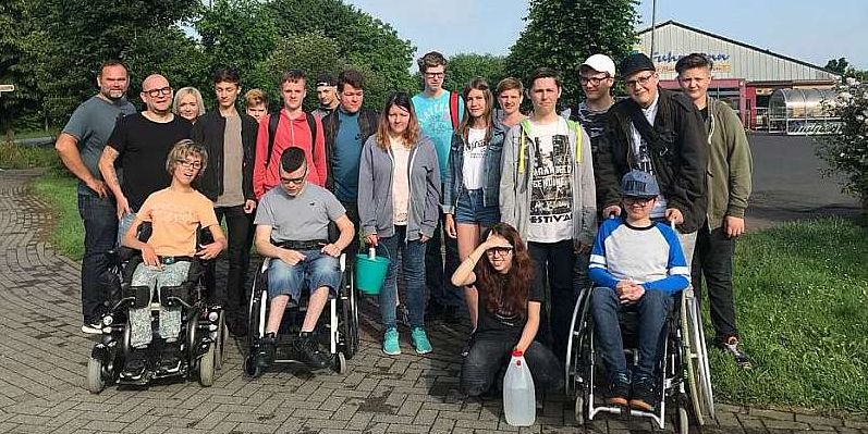 Das Team der BBS bei der Reinigung der Stolpersteine für die Familie Elsoffer in Heimbach-Weis (Foto: privat) Das Schülerprojekt
